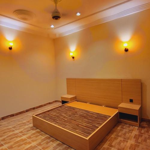 En eller flere senge i et værelse på Prime Rose Hotel Karachi