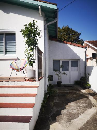 Paisible logement indépendant avec jardin et places de parking