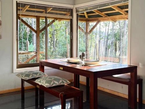 a dining room with a table and a window at Daben Recinto Ñuble camino Termas de Chillan in Recinto