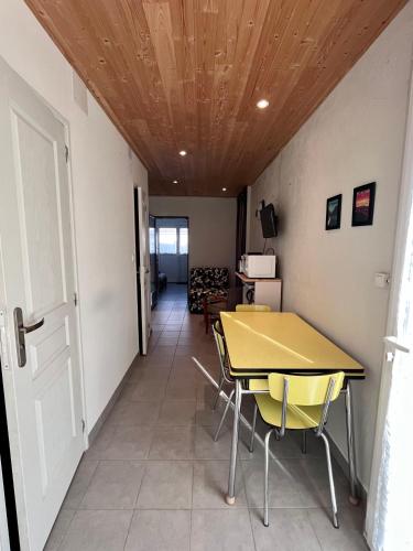 une salle à manger avec une table et des chaises dans l'établissement Paisible logement indépendant avec jardin et places de parking, à Tarbes