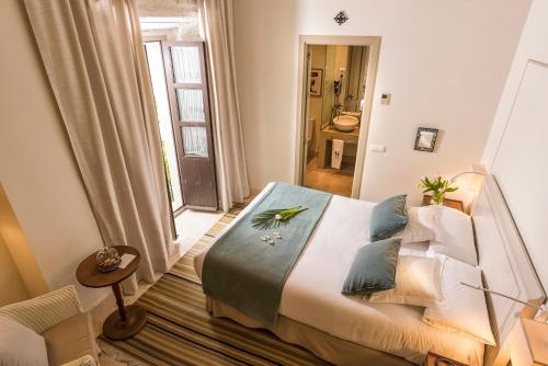 a bedroom with a large bed in a room at Balcón de Córdoba in Córdoba