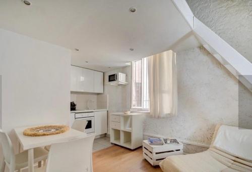 Cet appartement blanc comprend une cuisine et un salon. dans l'établissement Refuge mediteraneen, à La Ciotat