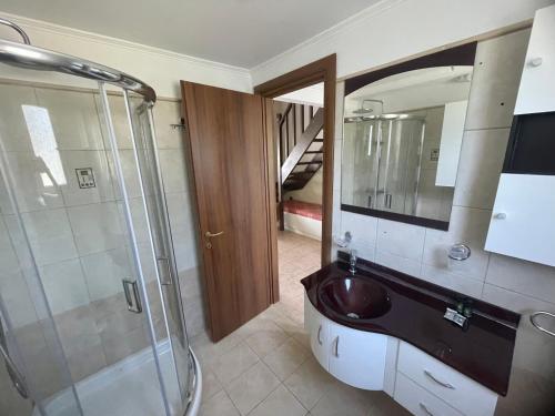 Ένα μπάνιο στο Mimosa Garden Villa 1