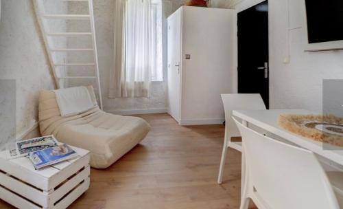 un salon avec un canapé et une chaise dans l'établissement Refuge mediteraneen, à La Ciotat