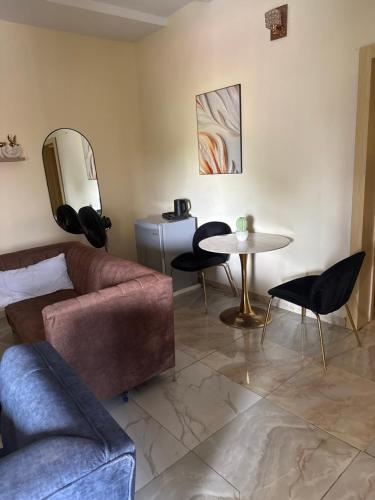 una sala de estar con un sofá y una mesa en Hotel Vegas, en Oshogbo