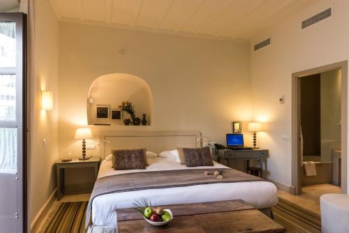 a hotel room with a bed and a table at Balcón de Córdoba in Córdoba