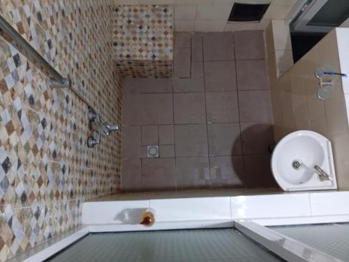 クリビにあるSWISS Residency Kribiのトイレと洗面台付きのバスルーム