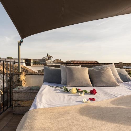a bed with flowers on it on a balcony at Balcón de Córdoba in Córdoba