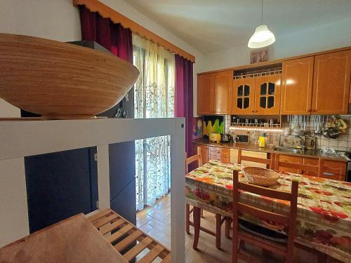 cocina con mesa y sillas y comedor en Guest room near historical center, en Vlorë