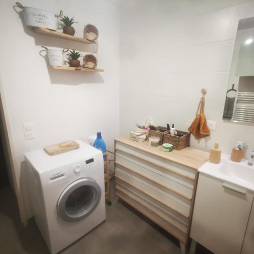 - une buanderie avec un lave-linge et un évier dans l'établissement 3 pièces avec jardin, à Fréjus