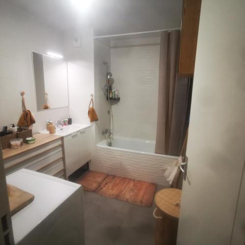 une salle de bain avec douche et baignoire dans l'établissement 3 pièces avec jardin, à Fréjus