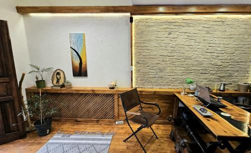 una oficina con escritorio y silla en una habitación en MAHZEN Otel, en Estambul