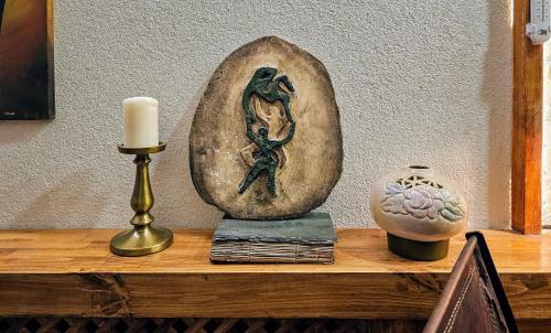 Un estante con una vela y una estatua encima. en MAHZEN Otel, en Estambul