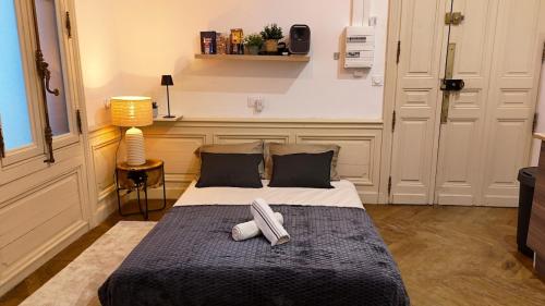 - une chambre avec un lit doté de deux télécommandes dans l'établissement CHARME 1850, climatisé et cinéma, à Montpellier