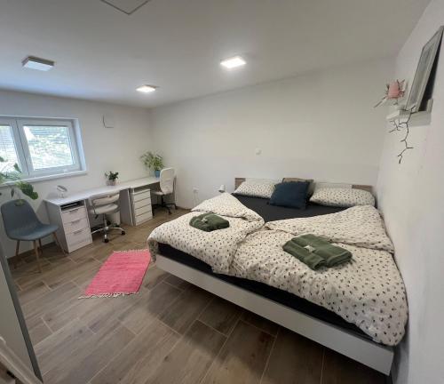 Ένα ή περισσότερα κρεβάτια σε δωμάτιο στο Cozy apartment with free parking