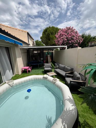 une piscine dans la cour d'une maison dans l'établissement Villa , piscine , jacuzzi 10 min de la mer, à Lunel