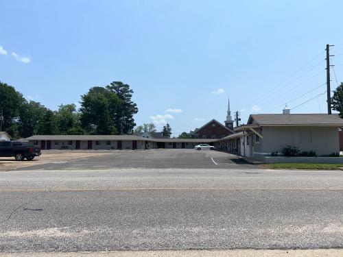 an empty parking lot in front of a building at Deavers motel in Grove Hill