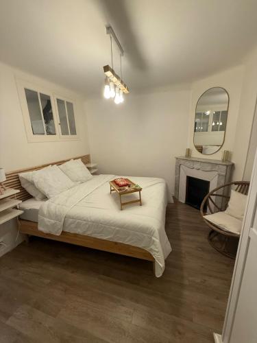 une chambre avec un lit, un miroir et une chaise dans l'établissement COZY apartment 5 min Croisette Palais Festivals, à Cannes
