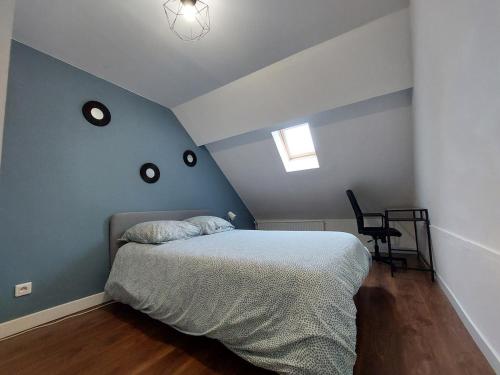 une chambre avec un lit avec un mur bleu dans l'établissement 2 master suites Hypercentre de Troyes Les Halles, à Troyes