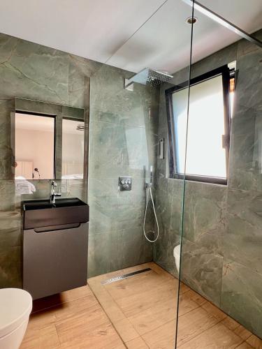 une salle de bain avec douche et lavabo dans l'établissement Belle Villa Terra Mare entre océan et bassin, à Lège-Cap-Ferret
