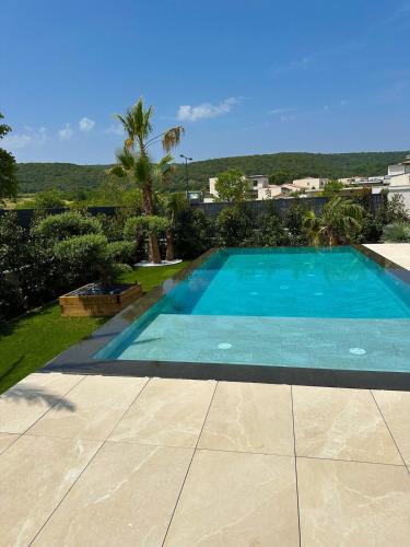 Πισίνα στο ή κοντά στο Magnifique villa contemporaine