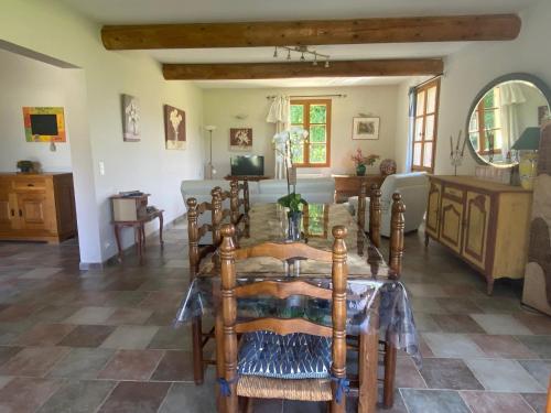une salle à manger avec une table et un canapé dans l'établissement La Manaude, à Ménerbes