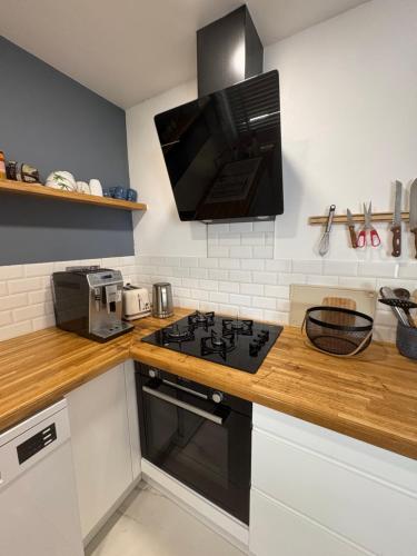 une cuisine avec une cuisinière et un comptoir dans l'établissement Belle maison centre ville La Rochelle, à La Rochelle