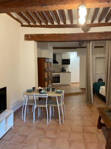une cuisine et un salon avec une table et des chaises dans l'établissement Plaisir de vacances, à Aix-en-Provence