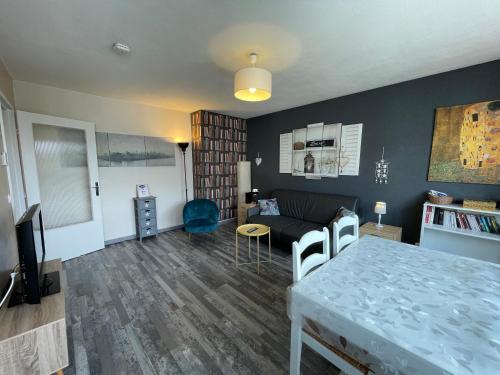 un salon avec un canapé et une table dans l'établissement Appartement Lumineux avec Parking Privée, à Ban-Saint-Martin