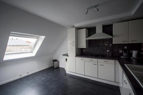 une cuisine avec des armoires blanches et une fenêtre dans l'établissement Christiane and Danys cottage Nice apartment for 4 people, à Munster