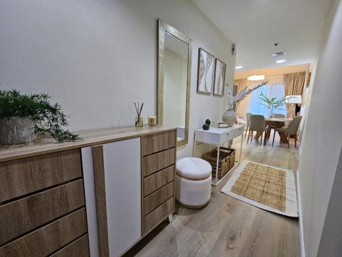 ドバイにあるGolden Hour Marina Viewの部屋に洗面台とトイレが付いたバスルーム