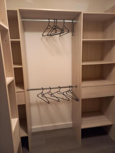 un dressing avec quatre cintres dans l'établissement 70m2 appartement Central, au Grau-du-Roi