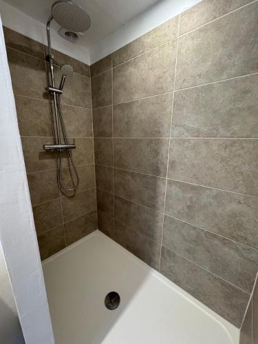La salle de bains est pourvue d'une douche. dans l'établissement 75 m2 2-bedroom apartment in Toulon, à Toulon