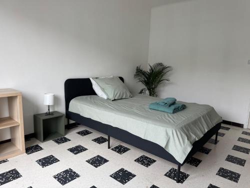 - une chambre avec un lit et une plante dans l'établissement 75 m2 2-bedroom apartment in Toulon, à Toulon
