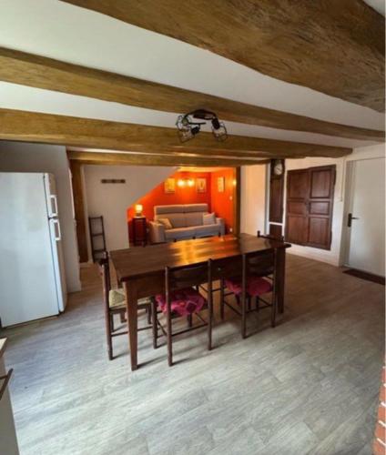 une salle à manger avec une table et un canapé dans l'établissement Chez Nanou, à Tours-sur-Meymont