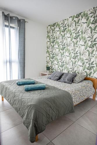 une chambre avec un lit avec des oreillers bleus dessus dans l'établissement AbraCadabra Flat France Suisse, à Saint-Louis