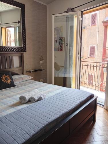 a bedroom with a bed with two towels on it at "Da Nina" in Lascari