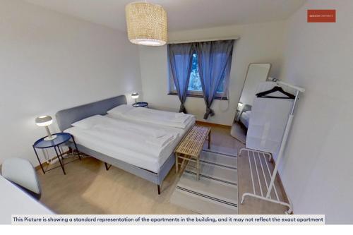 チューリッヒにあるSimple 2BR Apartment with Natural Lightの病室とベッド、階段