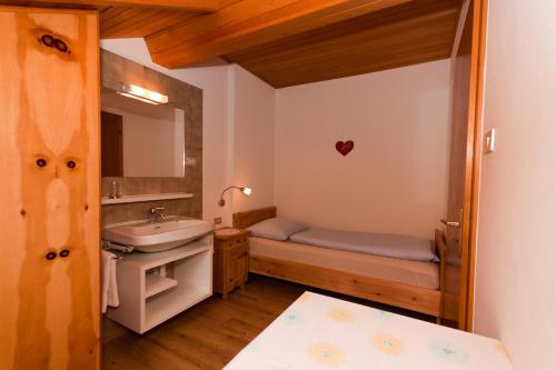 a small bathroom with a sink and a mirror at Residence Linde - Ferienwohnungen & Apartments in Castelrotto