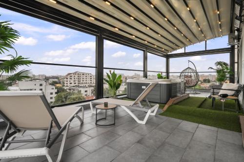 ein Wohnzimmer mit Stadtblick in der Unterkunft Crown Penthouse - Luxurious, Spa & Vista , by Uni88 ApartHotel in Bukarest