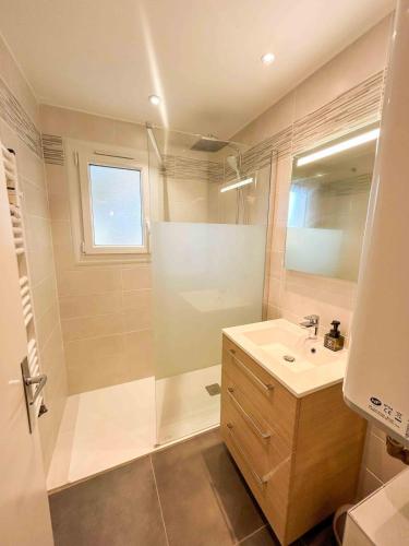 une salle de bain avec une baignoire, un lavabo et une douche dans l'établissement T3 Sanary avec garage proche centre ville, à Sanary-sur-Mer