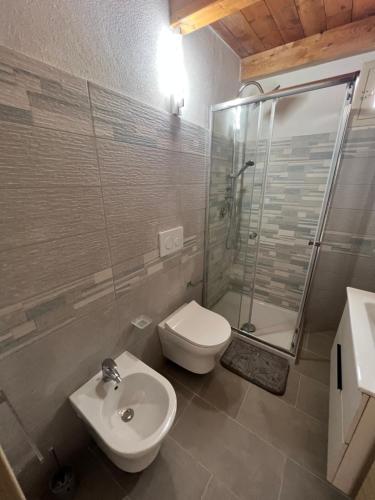 a bathroom with a toilet and a shower and a sink at Sunset view in Fitili