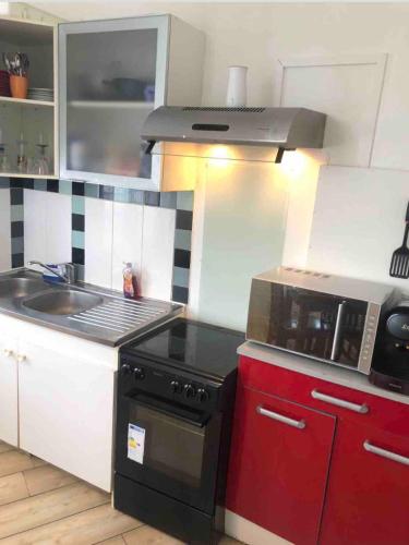 Il comprend une petite cuisine équipée d'une cuisinière et d'un évier. dans l'établissement 3 pièces Creil gare, à Creil