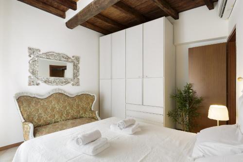 a bedroom with two white towels on two beds at Il Castello delle dame - Il Pittore in Vigevano