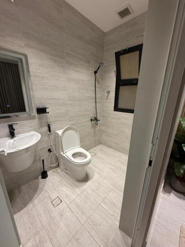 a bathroom with a toilet and a sink at Apartment near Alraka Corniche شقة بجانب كورنيش الراكة in Dammam