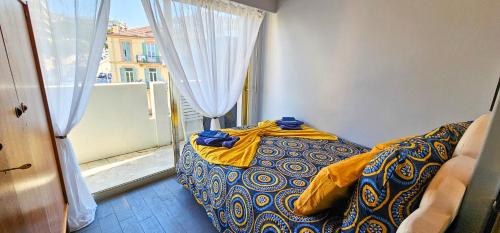 - une chambre avec un lit doté de draps jaunes et une fenêtre dans l'établissement Cannes Côte d'Azur Sea View Air Conditioning Beach Apartment, à Cannes