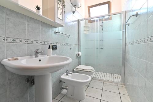 プーラにあるIzzHome Greenの洗面台、トイレ、シャワー付きのバスルーム