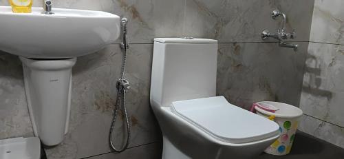 Bilik mandi di Atithi Homestay, Udupi