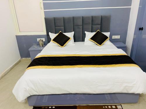 Postel nebo postele na pokoji v ubytování Orchha Stay Inn