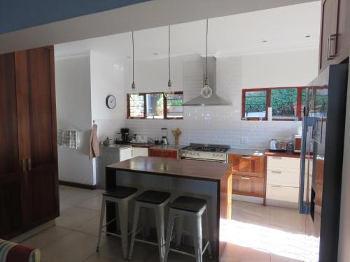Cuina o zona de cuina de Whispering Waves Villa